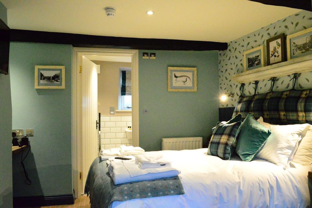 The Golden Pheasant Hotel Burford Kamer foto